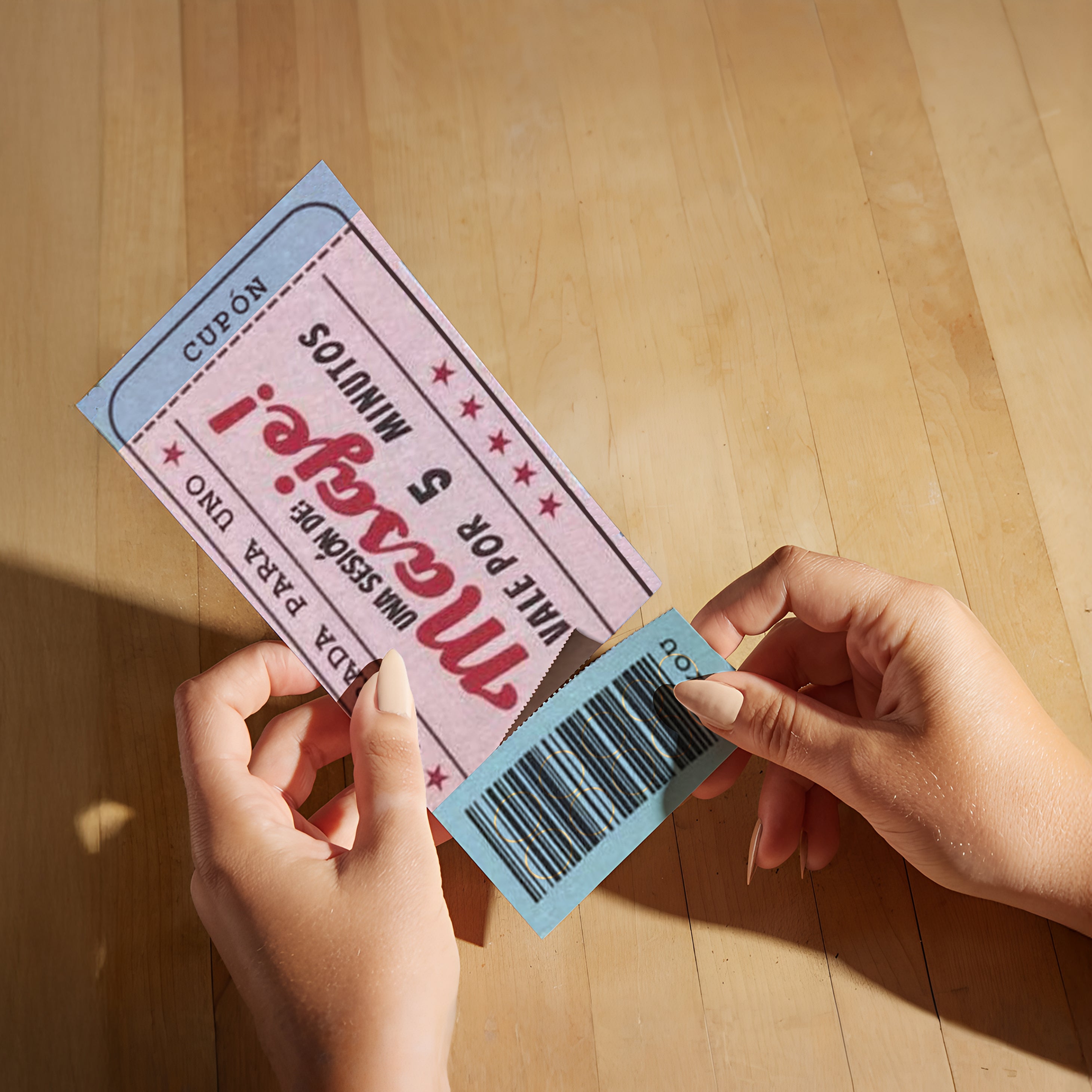 Tarjeta publicitaria con cupón desprendible